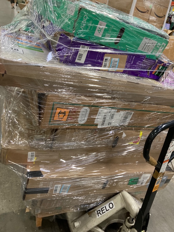 Photo 1 of ********No returns***No refund*******TV pallet doesn't work, only for parts of different brands and sizes. Some turn on, others don't. Broken screens, possibly missing cables and remote control. Returns not accepted. Final sale, approximate retail price o