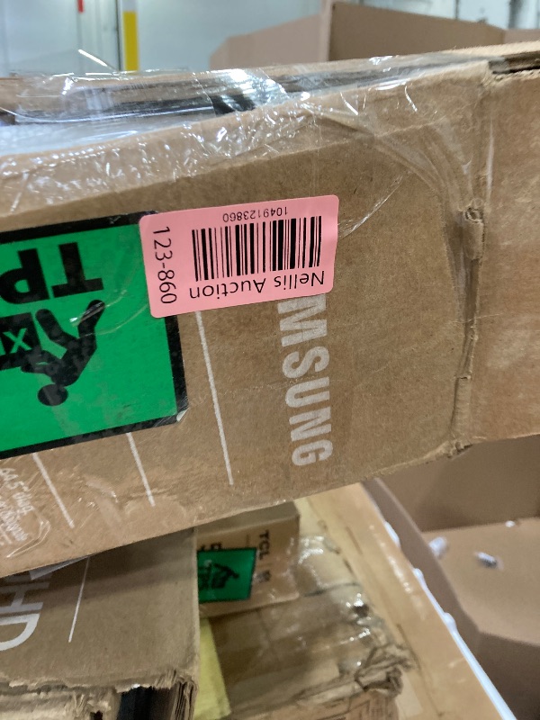 Photo 1 of ********No returns***No refund*******TV pallet doesn't work, only for parts of different brands and sizes. Some turn on, others don't. Broken screens, possibly missing cables and remote control. Returns not accepted. Final sale, approximate retail price o