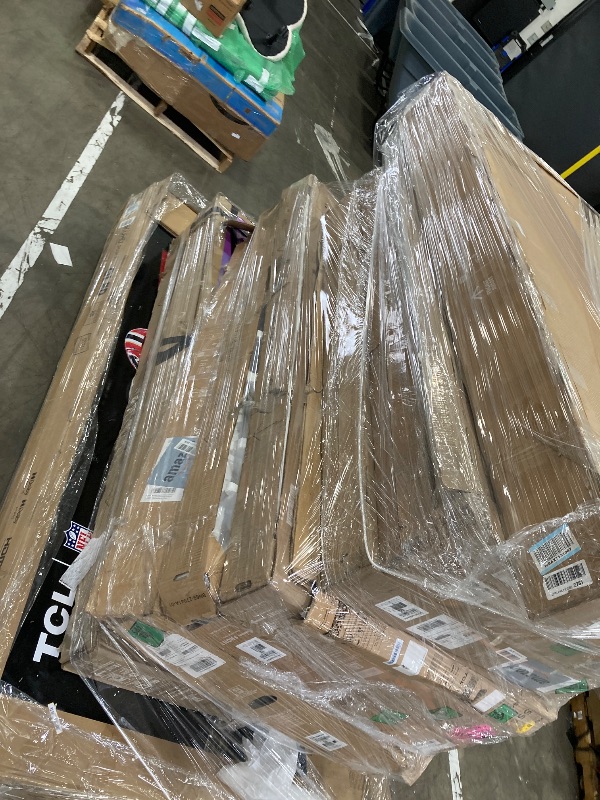 Photo 1 of ********No returns***No refund*******TV pallet doesn't work, only for parts of different brands and sizes. Some turn on, others don't. Broken screens, possibly missing cables and remote control. Returns not accepted. Final sale, approximate retail price o