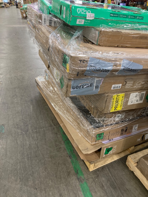 Photo 1 of ********No returns***No refund*******TV pallet doesn't work, only for parts of different brands and sizes. Some turn on, others don't. Broken screens, possibly missing cables and remote control. Returns not accepted. Final sale, approximate retail price o