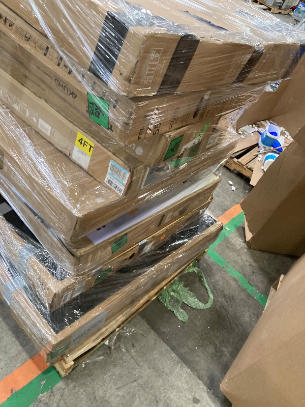 Photo 1 of ********No returns***No refund*******TV pallet doesn't work, only for parts of different brands and sizes. Some turn on, others don't. Broken screens, possibly missing cables and remote control. Returns not accepted. Final sale, approximate retail price o
