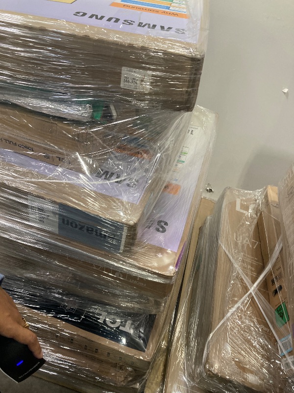 Photo 1 of ********No returns***No refund*******TV pallet doesn't work, only for parts of different brands and sizes. Some turn on, others don't. Broken screens, possibly missing cables and remote control. Returns not accepted. Final sale, approximate retail price o