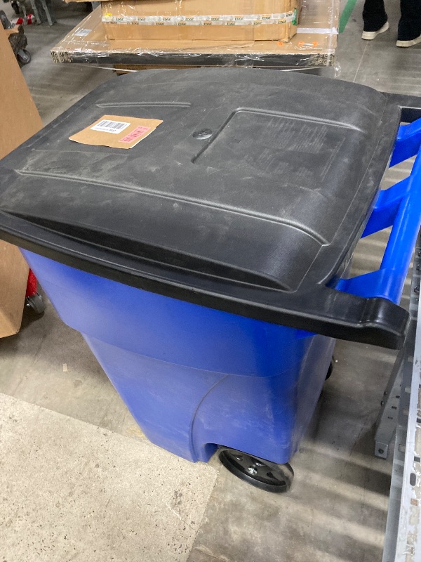 Photo 1 of **PLASTIC BROKE OFF TO HOLD LID ON-SEE PICS**Rubbermaid Commercial Products BRUTE Rollout Heavy-Duty Wheeled Trash/Garbage Can, 32-Gallon, Blue, for Restaurants/Hospitals/Offices/Warehouses/Garage BLUE