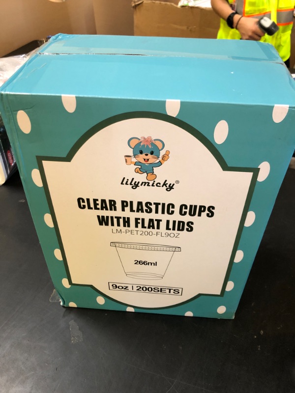 Photo 1 of 200 PACK 9 oz Clear Plastic Cups with Flat Lids