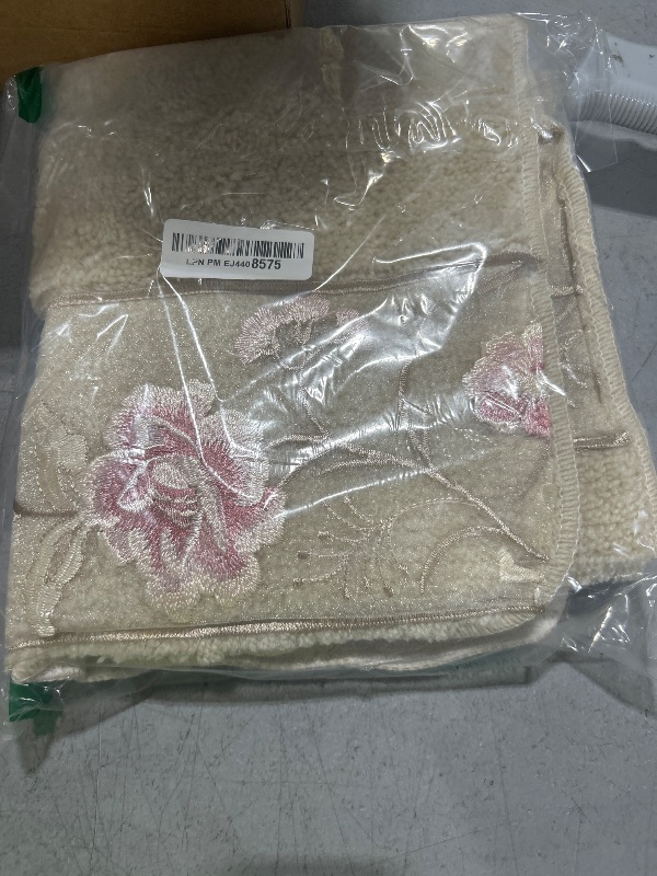 Photo 1 of Popular Bath Dublin Rose, Bath Rug, Beige