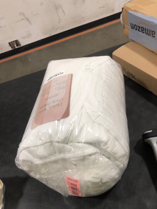 Photo 1 of Oversized California Cal King Size Quilt Bedding Sets with Pillow Shams, White Lightweight Bedspread Coverlet, Quilted Blanket Thin Comforter Bed Cover for All Season, 3 Pieces, 118x106 inches