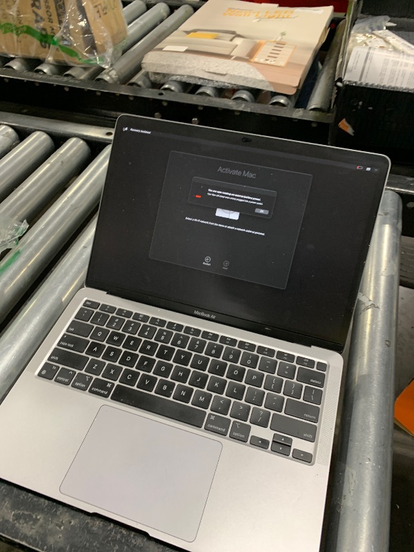 Photo 1 of Apple Macbook Air 13" (WiFi) 3.20 GHz M1 9GB 128GB SSD Space Gray |MGNF3LL/A (2020)]