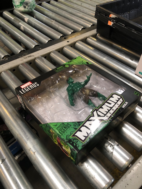 Photo 1 of Marvel Legends Maximum Series Hulk, Deluxe Hulk Comics Collectible 6-Inch Scale Action Figure with Incredible Articulation and Smashing Accessories