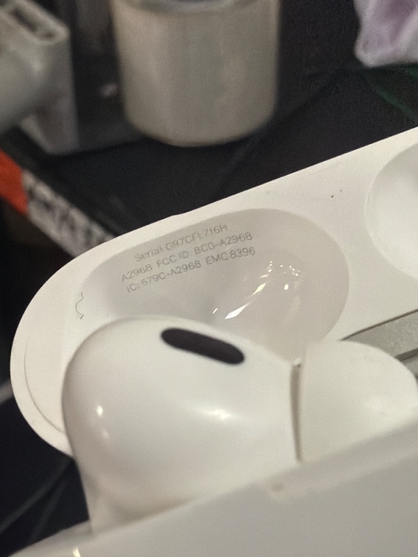Photo 4 of Apple AirPods Pro (2nd generation) with MagSafe Charging Case (USB-C) (Renewed)