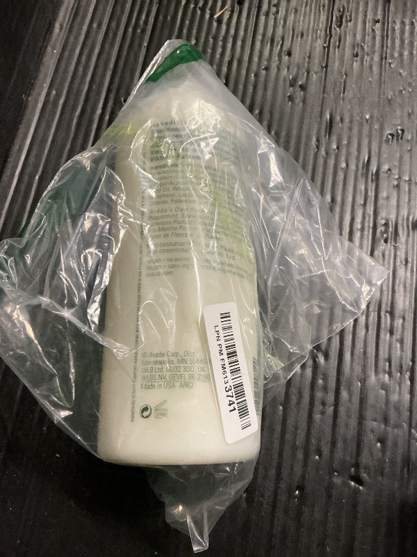 Photo 1 of Aveda Rosemary Mint Weightless Conditioner | Lightweight Daily Conditioner | Adds Body & Shine| for Normal to Oily Hair, Fine to Medium Hair Types | Color Safe | 97% Naturally Derived*, 33.8 Fl Oz