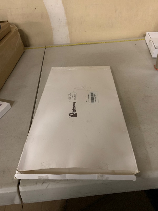 Photo 1 of Retrowavy 30 Pcs 18-20 Inch Large Natural Ostrich Feathers Bulk for Centerpieces for Wedding Party Centerpieces Home Decoration Flower Arrangement (White)