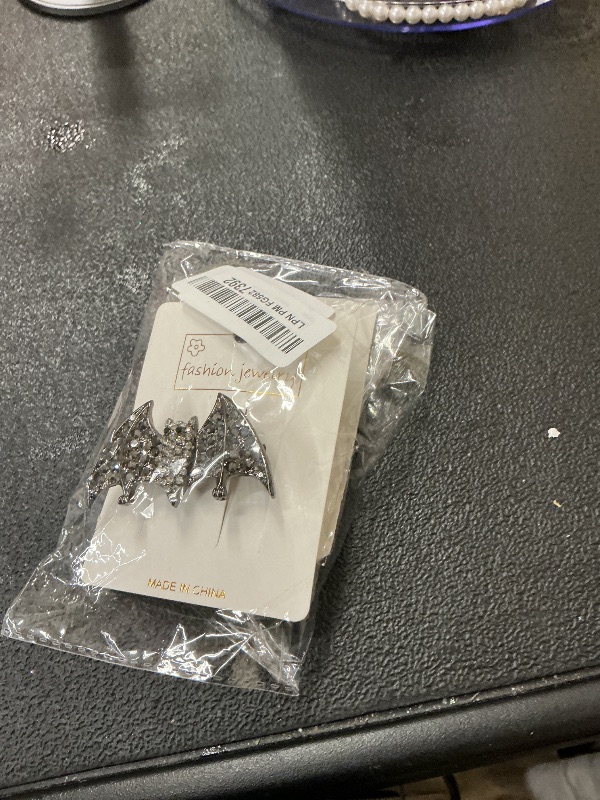 Photo 1 of 2Pcs Halloween Rhinestone Black Hair Clips for Women and Girls Black Horror Gem Crystal Gorgeous Barrette Hairpin (Bat)