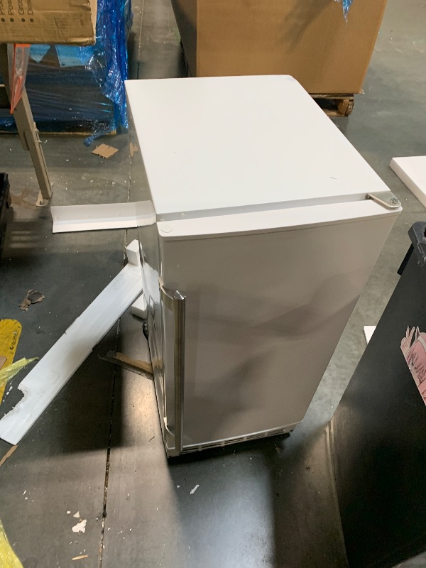 Photo 1 of *USED*
EdgeStar IB250WH 15 Inch Wide 20 Lb. Built-in Ice Maker with 25 Lbs. Daily Ice Production - No Drain Required *See Clerk Notes*