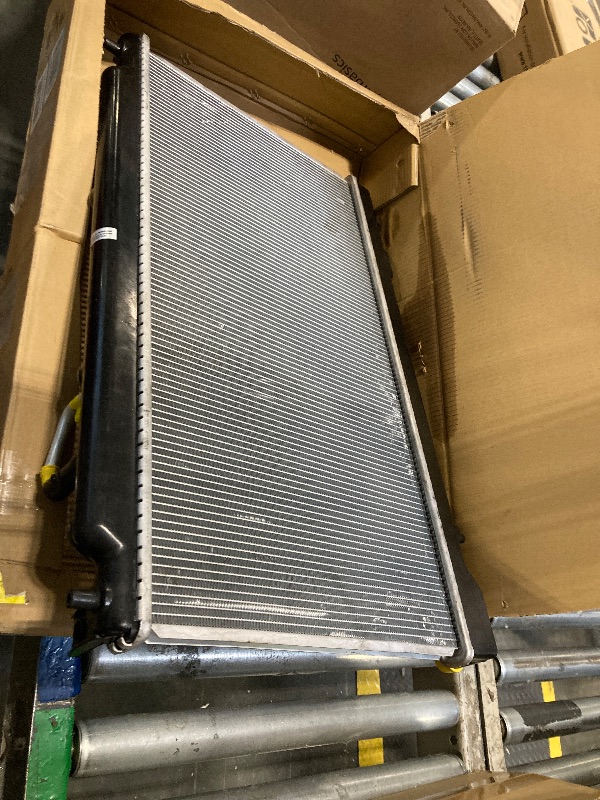 Photo 1 of ** SIMILAR / VERY USED/ UNTESTED  *** TRQ Radiator Assembly Aluminum Core 1 Inch Thick Cross Flow Compatible with 2010-2012 Ford Fusion L4 2.5L V6 3.0L 2007-2012 Lincoln MKZ 2010-2011 Mercury Milan FO3010289 CU13126