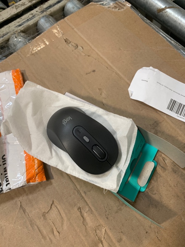 Photo 1 of ***missing reciever*** Logitech Signature Plus M750 Wireless Mouse – for Small to Medium Hands, SmartWheel, Bluetooth, Multi Device, 24-Month Battery, Silent Clicks, Customizable Side Buttons, Contoured Shape - Graphite