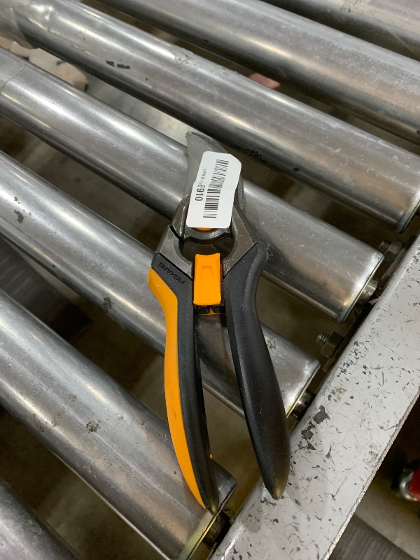 Photo 1 of Fiskars Bypass Pruning Shears, 1-Inch Cut Capacity Softgrip Pruner, Forged Steel Replaceable Blade Stays Sharp Through Heavy Use with Rust Resistant, Low-Friction Coating
