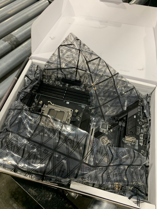 Photo 1 of MSI MAG B650 Tomahawk WiFi Gaming Motherboard (AMD Ryzen 9000/8000/7000 Series Processors, AM5, DDR5, PCIe 4.0, M.2, SATA 6Gb/s, USB 3.2 Gen 2, HDMI/DP, Wi-Fi 6E, Bluetooth 5.3, 2.5Gbps LAN, ATX)