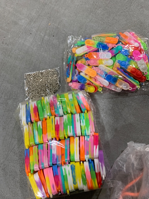 Photo 1 of amicbng 130 Pcs Pop Keychain Party Favors ,Mini Pop Keychain It Fidget Toy Bulk Stocking Pinata Stuffers Birthday Carnival Treasure Classroom Prizes Toddler Toys Fidget Pack Stress Relief Toys (130)