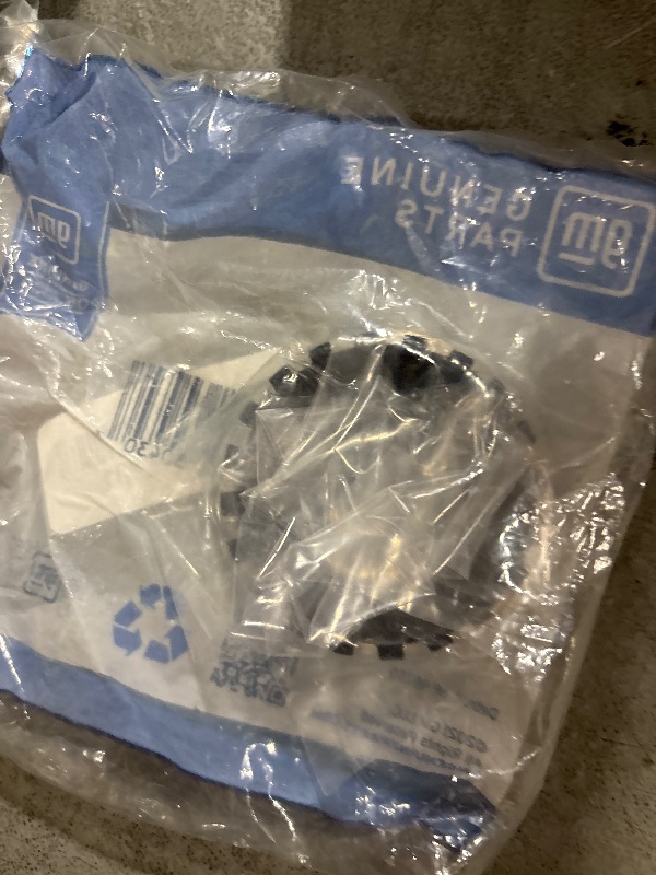Photo 1 of GM Genuine Parts 20997899 Button Style Center Cap with Bowtie Logo (Pack of 4)