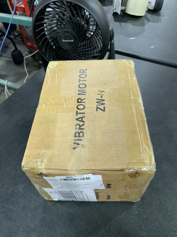 Photo 1 of MYOYAY Concrete Vibrator, 280W Electric Concrete Vibrator Concrete Motor Vibrating Shaker Table Vibrator Motor Heavy Duty Machine 110V 60HZ 2840RPM 300KGF with 5.9fts Power Cable