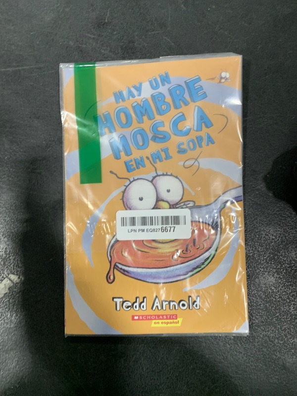 Photo 1 of Hay un Hombre Mosca en mi sopa (There's a Fly Guy In My Soup) (12) (Spanish Edition)