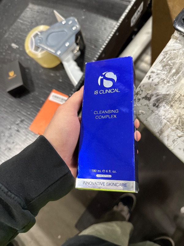 Photo 1 of iS CLINICAL Cleansing Complex, 3in1 Gentle deep pore cleanser Face Wash and Makeup remover, Helps blemish-prone skin
