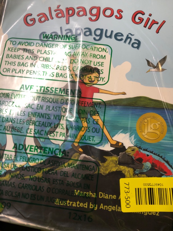 Photo 1 of Galápagos Girl / Galapagueña (English and Spanish Edition)