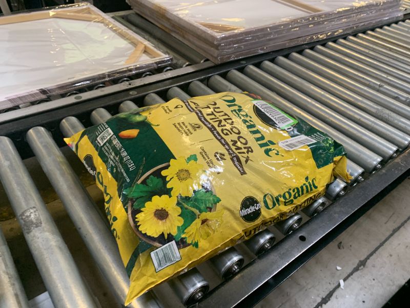 Photo 1 of Miracle-Gro Organic Outdoor Potting Mix, for Outdoor Container Plants, Contains Quick-Release Natural Fertilizer, OMRI Listed, 16 qt.