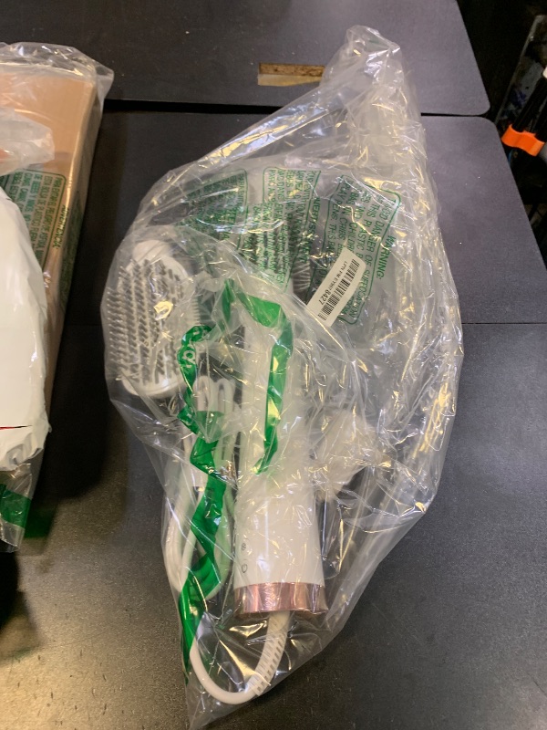 Photo 1 of "T3 AireBrush Duo Interchangeable Hot Air Blow Dry Brush with Two Attachments ? Includes 15 Heat and Speed Combinations, T3 IonFlow Technology, Volume Booster Switch, Lock-in Cool Shot"