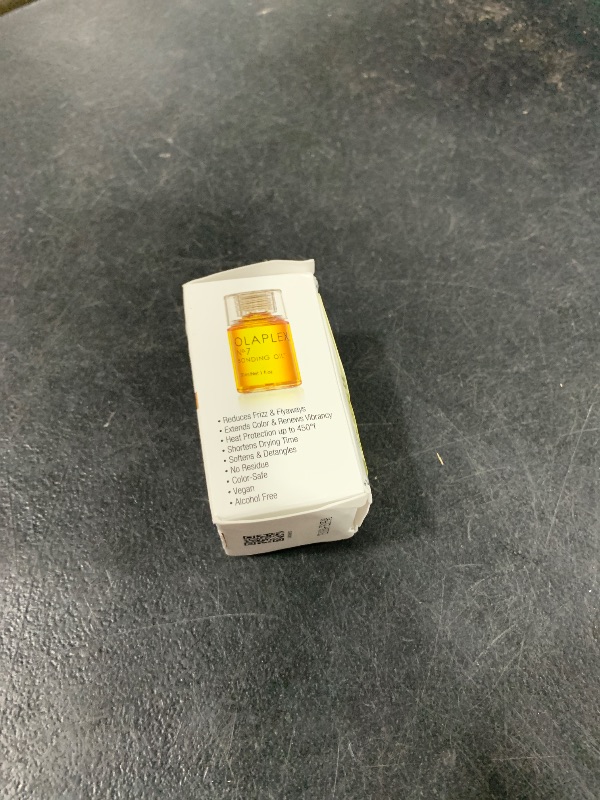 Photo 1 of Olaplex No. 7 Bonding Oil, Concentrated High Shine Oil, Heat Protectant, Visibly Smooths & Softens Hair, Added Color Vibrancy, Up to 72 Hour Frizz Control, For All Hair Types, 1 fl oz