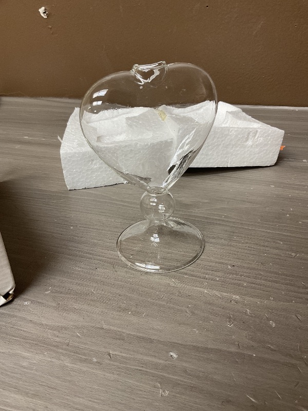 Photo 1 of 1pc Glass Hydroponic Heart Shaped Vase Transparent Heart Flower Vase Unique Modern Water Planting for Home Office Table Book Shelf Decor Or Housewarming Festival