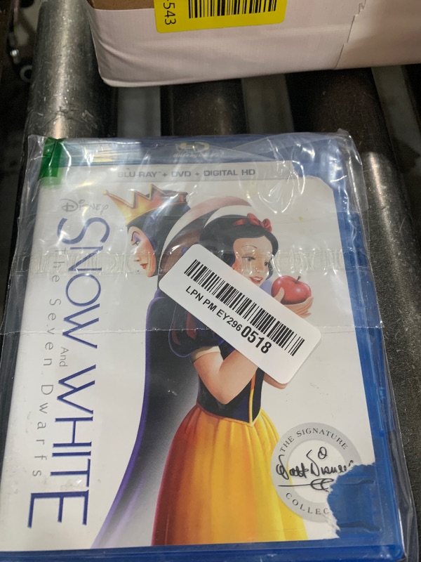 Photo 1 of Walt Disney's Snow White And The Seven Dwarfs [Blu-ray]