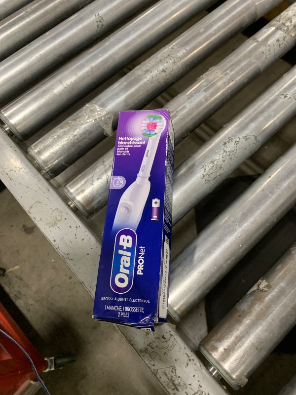 Photo 1 of Oral-B Pro 100 3D White, Battery Toothbrush, White