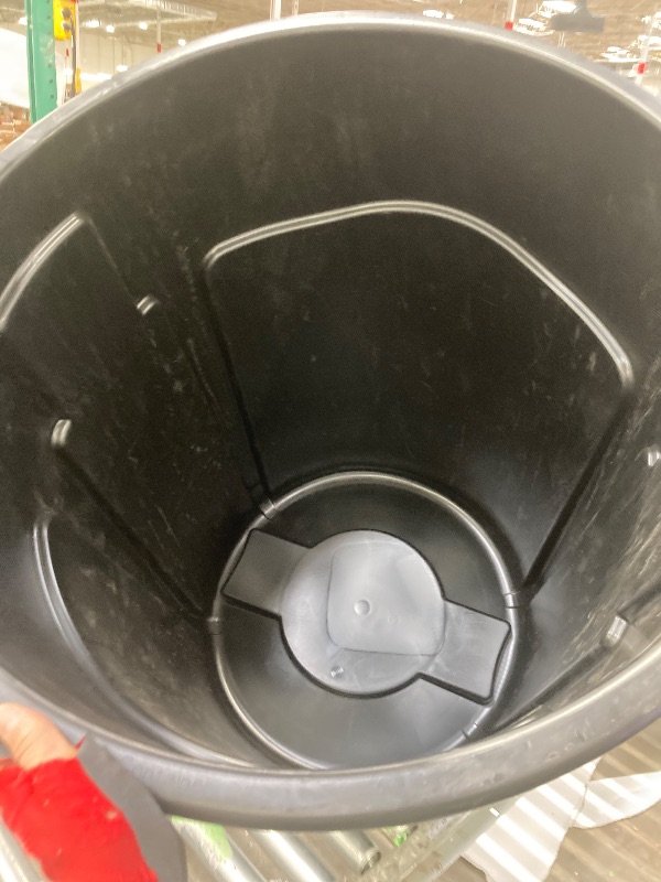 Photo 1 of ***used moissing parts***Rubbermaid Commercial Products BRUTE Heavy-Duty Round Trash Can with Venting Channels, 20-Gallon, Black, Waste Container for Landscapers/Construction Sites/Restaurants/Offices/Warehouses/Home/Driveway