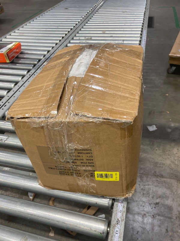 Photo 1 of **used***Amazon Basics King Size Soft, Lightweight Comforter Sets, All-Season Down-Alternative 3-Piece Bedding Set, Pinch Pleat Design, Bright White