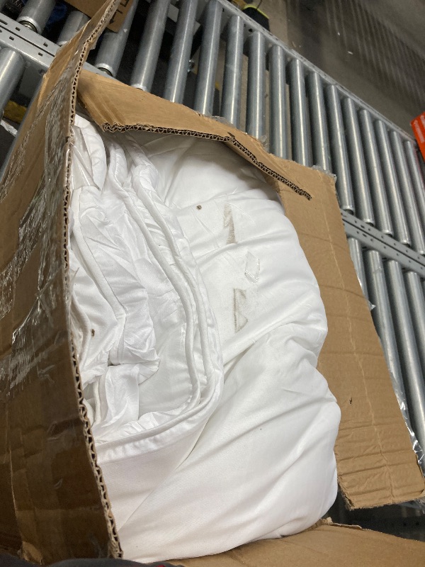 Photo 1 of **used***Amazon Basics King Size Soft, Lightweight Comforter Sets, All-Season Down-Alternative 3-Piece Bedding Set, Pinch Pleat Design, Bright White