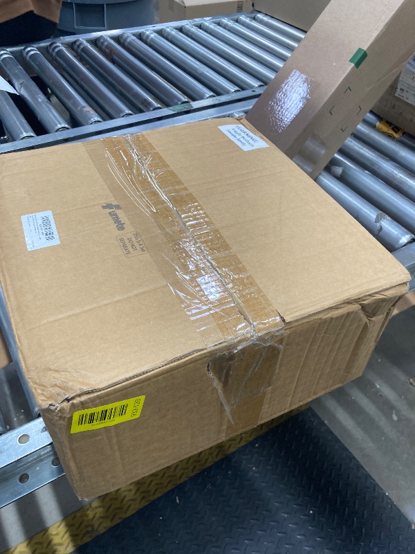 Photo 1 of 4 Pieces Cube Glass Vase Square Glass Cube Vase 6 x 6 x 6 Inch Clear Decorative Glass Cubes Clear Elegant Floral Accent Container Floating Candle Holders for Flower Planter Wedding Centerpieces