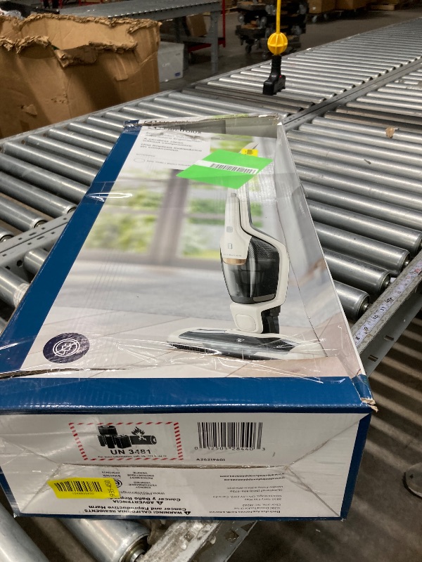 Photo 1 of **It is used, it is missing a piece and it is not known if it works at 100%.**Electrolux Ergorapido Cordless 2-in-1 Vacuum Cleaner with High Suction Power and 180-Degree EasySteer Mobility, 48-Minute Run Time, 2 Power Modes, Satin White
