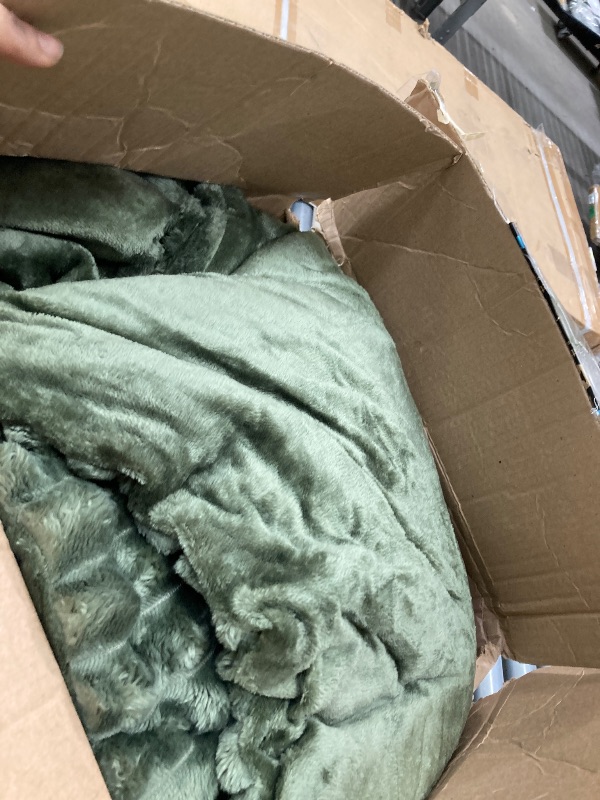 Photo 1 of **used missing parts***Bedsure Fluffy Comforter Set Queen - Super Soft Faux Fur Bed Set Olive Green, All Seasons Warm Plush Fleece Bedding, 3 Pieces, 1 Shaggy Fuzzy Queen Size Comforter with 2 Pillowcases