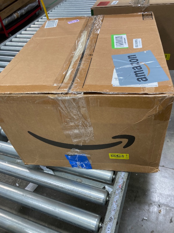 Photo 1 of **used**Amazon Basics White Down Alternative Comforter and Duvet Insert with Corner Tabs (King, Light)