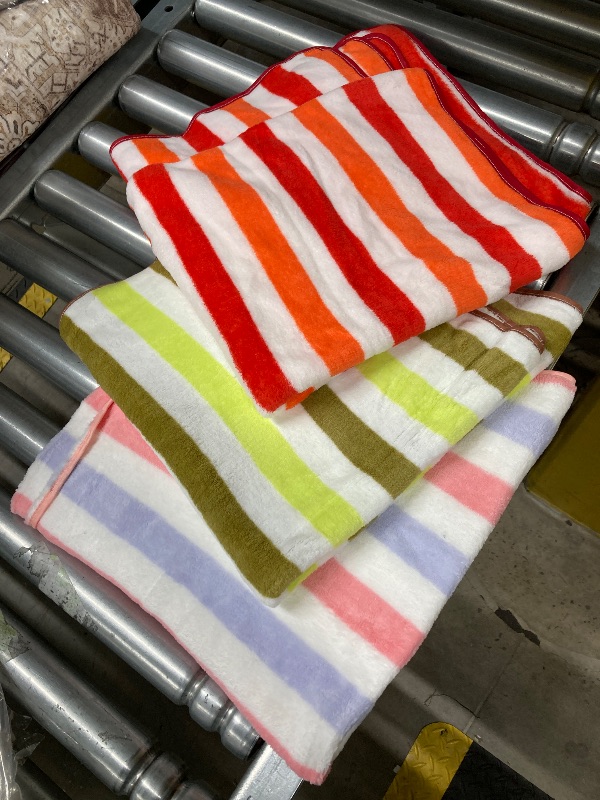 Photo 1 of ***INCOMPLETE SET -SELLING AS IS ***
Peryiter 3 Pcs Large Stripe Beach and Pool Towels Bulk 27.56 x 55.12'' Oversized Velour Striped Quick-drying Soft Colorful Bath Towel for Bathroom Spa Shower Gifting Hotel Gym Beach Pool, Mixed Colors