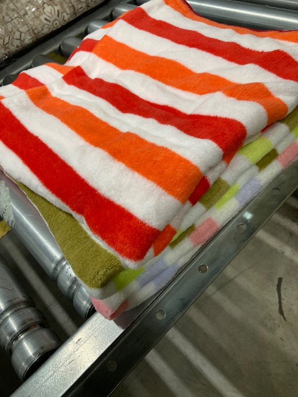 Photo 1 of ***INCOMPLETE SET -SELLING AS IS ***
Peryiter 3 Pcs Large Stripe Beach and Pool Towels Bulk 27.56 x 55.12'' Oversized Velour Striped Quick-drying Soft Colorful Bath Towel for Bathroom Spa Shower Gifting Hotel Gym Beach Pool, Mixed Colors