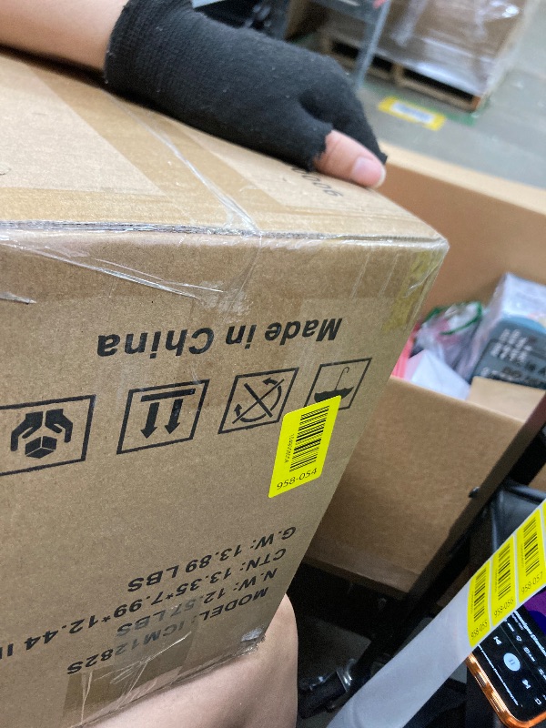 Photo 1 of **TOP IS CHIPPED***Aeitto Ice Maker Countertop 26lbs/24H, Ice Machine 8 Ice Cubes Ready in 6 Mins, 2 Sizes of Bullet Ice Portable Ice Makers with Basket & Scoop, Auto Self-Cleaning for Home/Kitchen/Office Stainless***TOP IS CHIPPED***