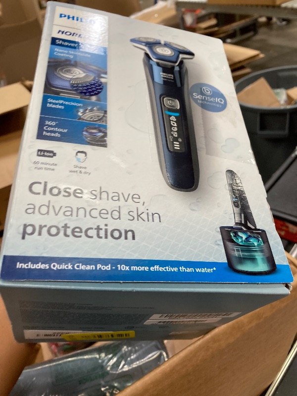 Photo 1 of **MISSING BLADE ATTACHMENT**Philips Norelco Shaver 7800, Rechargeable Wet & Dry Electric Shaver with SenseIQ Technology, Quick Clean Pod, Charging Stand, Travel Case and Pop-up Trimmer, S7885/85