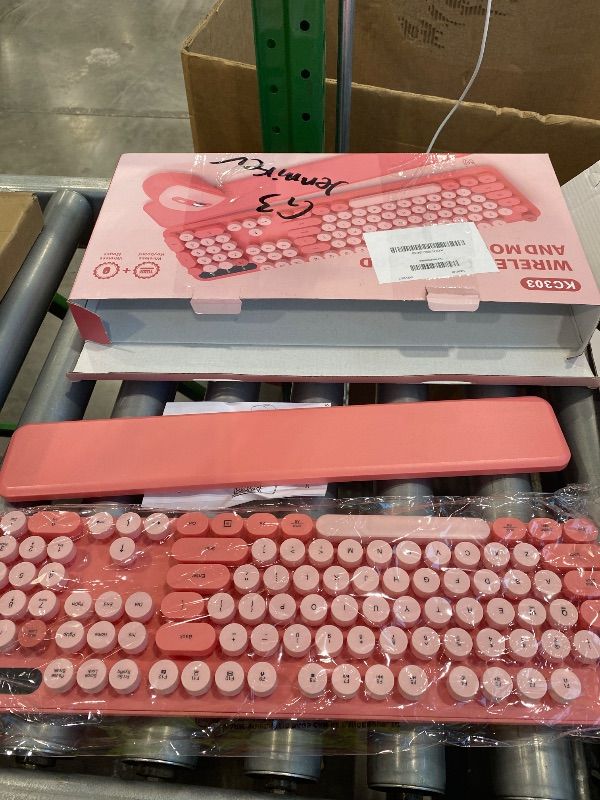 Photo 1 of *** ONLY THE KEYBOARD AND WRIST REST *** Wireless Keyboard and Mouse Combo, Blush Pink for Aesthetic Desk, Magnetic Wrist Rest, Full-Size Retro Typewriter Keyboard with Round Keycaps, Sleep Mode, 2.4GHz Cordless for Mac/Windows/PC, Trueque
