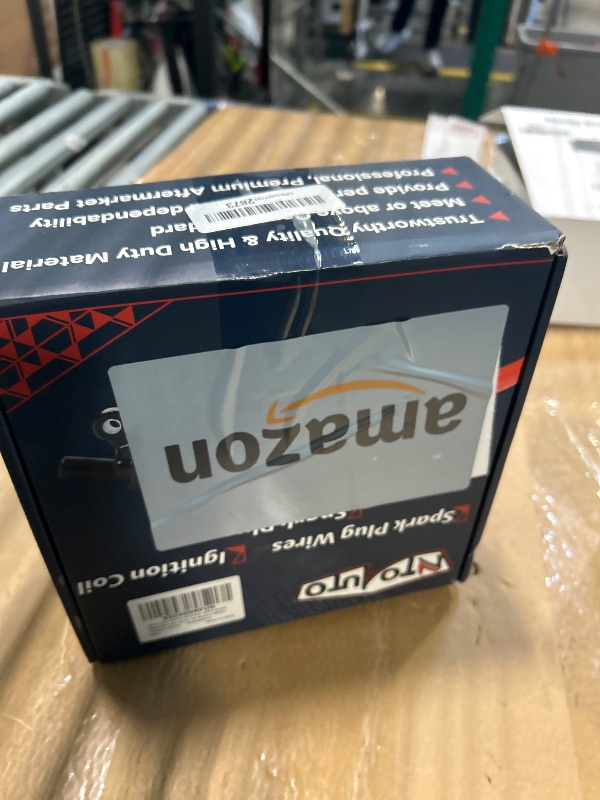 Photo 1 of **MINOR DAMAGE AND MISSING PARTS**
Universal 9001C Extreme 9000 Spark Plug Wire Set 8mm, 90 Degree White Ceramic Boots