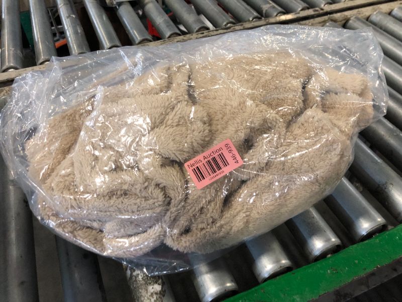 Photo 1 of ***LARGE**** Verdusa Women 2 Piece Tracksuit Set Fuzzy Fleece Drawstring Hooded Sweatshirt and Short Set Khaki Large
**Dirty, needs cleaning**