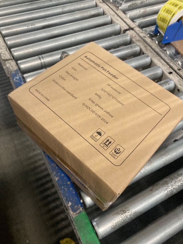 Photo 1 of ** DIRTY NEEDS TO BE CLEANED ** Automatic Cat Feeder,2 in 1 Gravity Cat Feeder and Water Dispenser Set, Large Capacity for Small Medium Cats and Kitten