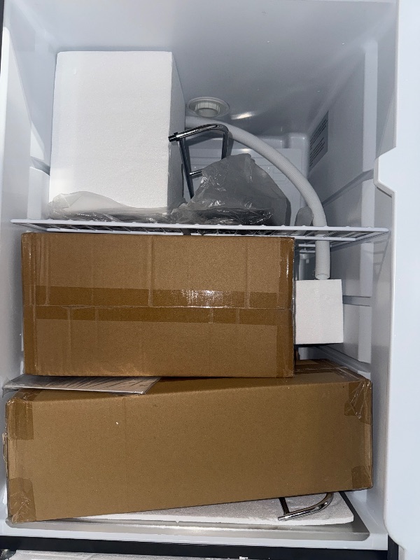 Photo 1 of ******It turns on perfectly.******** VEVOR Beer Kegerator, Dual Tap Draft Beer Dispenser, Full Size Keg Refrigerator With Shelf, CO2 Tank(No Gas), Drip Tray & Rail, 23°F- 82.4°F Temperature Control, 162L, Silver