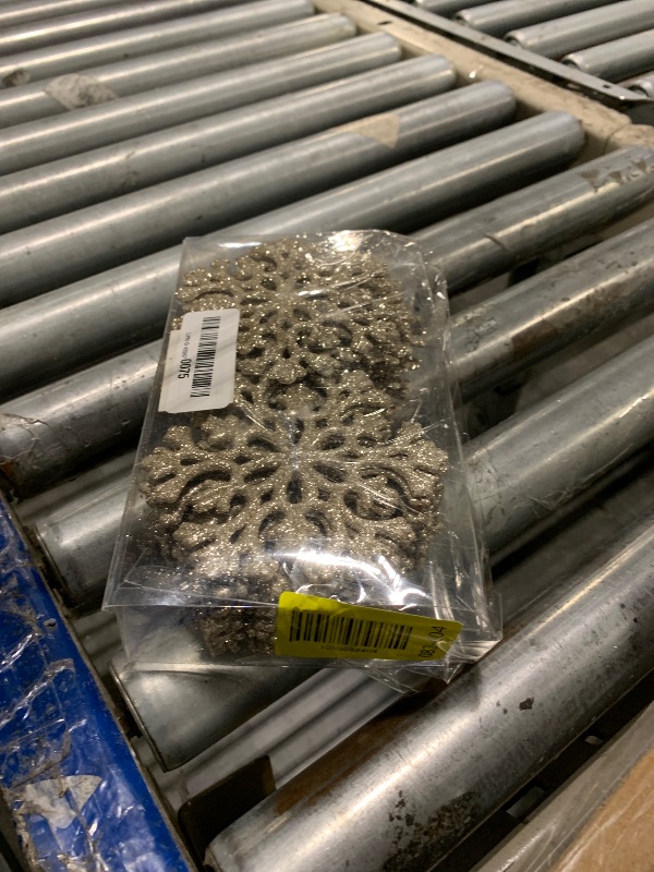 Photo 1 of **MISSING STRINGS**
30PCS Christmas Glitter Snowflake Ornaments Plastic Snowflakes Ornaments-Xmas Tree Decorations,4.7-inch (Champagne Gold)